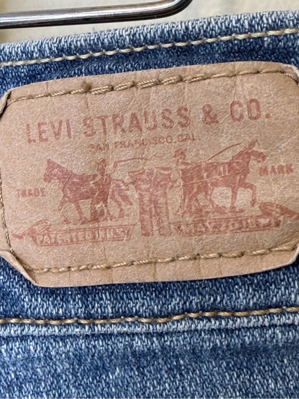 Levi's | Y2K Mid-High Rise Med Blue Wash Quality Denim Stretch Jean Shorts - Picture 9 of 13